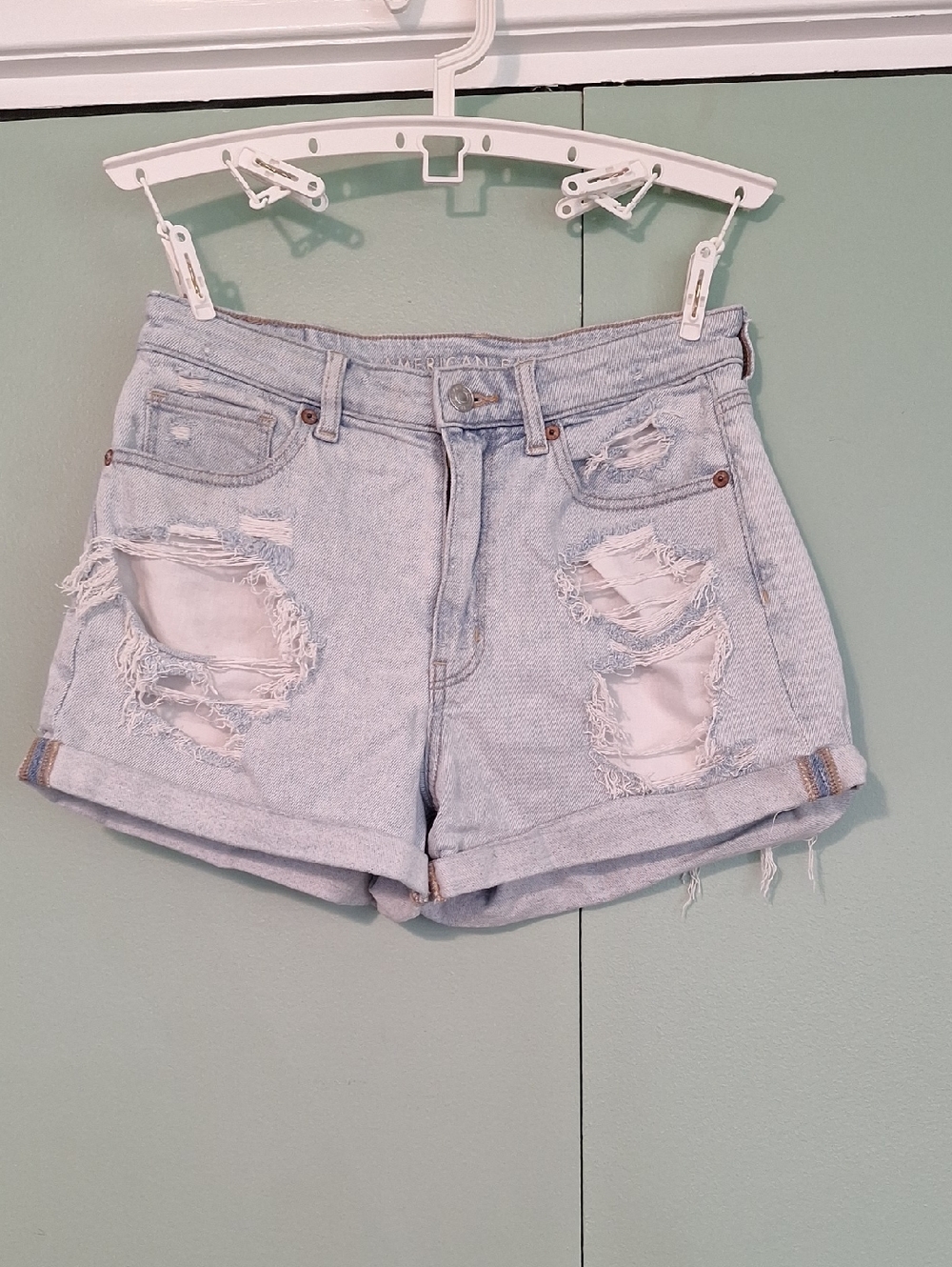 American Eagle Distressed Light Wash Mom Short Size 6